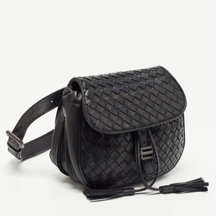 مملوكة مسبقًا Bottega Veneta Black Intrecciato Leather Zip Around Tassel Belt Bag