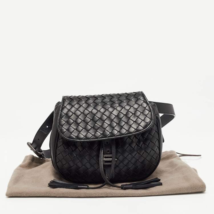مملوكة مسبقًا Bottega Veneta Black Intrecciato Leather Zip Around Tassel Belt Bag