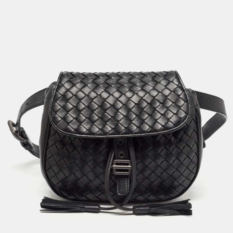 مملوكة مسبقًا Bottega Veneta Black Intrecciato Leather Zip Around Tassel Belt Bag