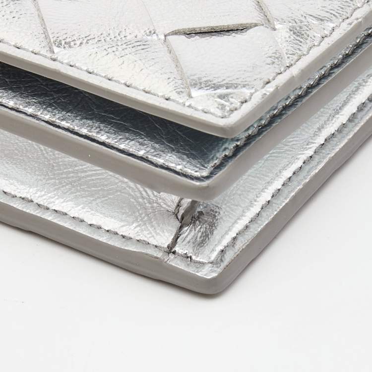 مملوكة مسبقًا Bottega Veneta Silver Intrecciato Leather Flap Card Case