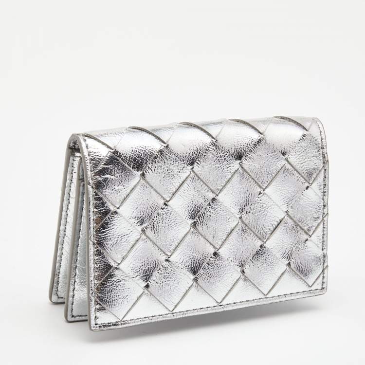 مملوكة مسبقًا Bottega Veneta Silver Intrecciato Leather Flap Card Case