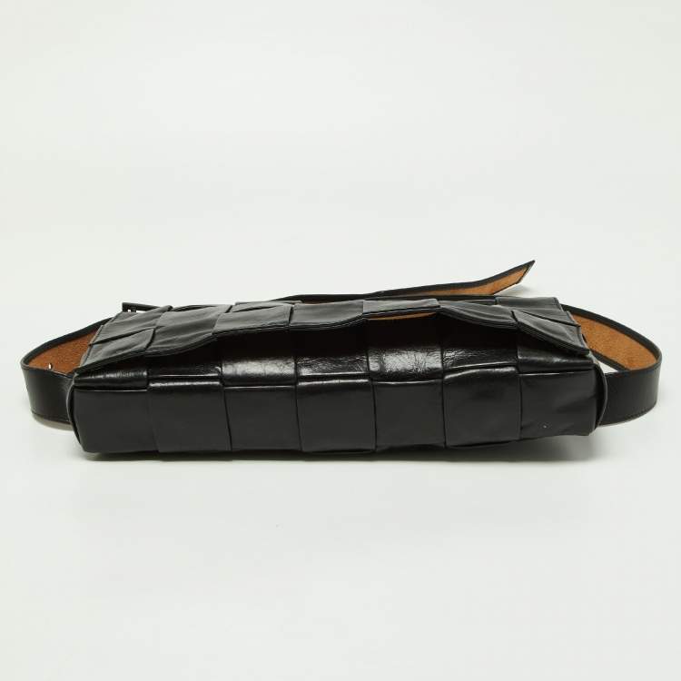مملوكة مسبقًا Bottega Veneta Black Intrecciato Leather Cassette Belt Bag
