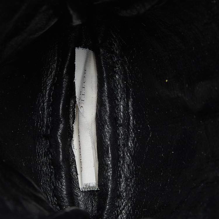 مملوكة مسبقًا Bottega Veneta Black Intrecciato Leather Zip Strap Pouch