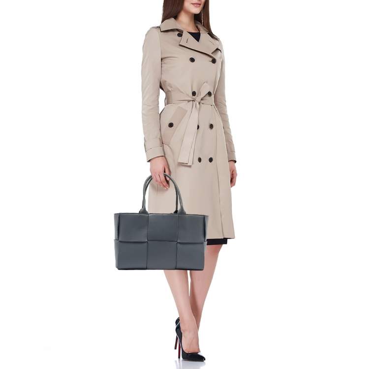 Pre Owned Bottega Veneta Ash Blue Intrecciato Leather Medium Arco Tote