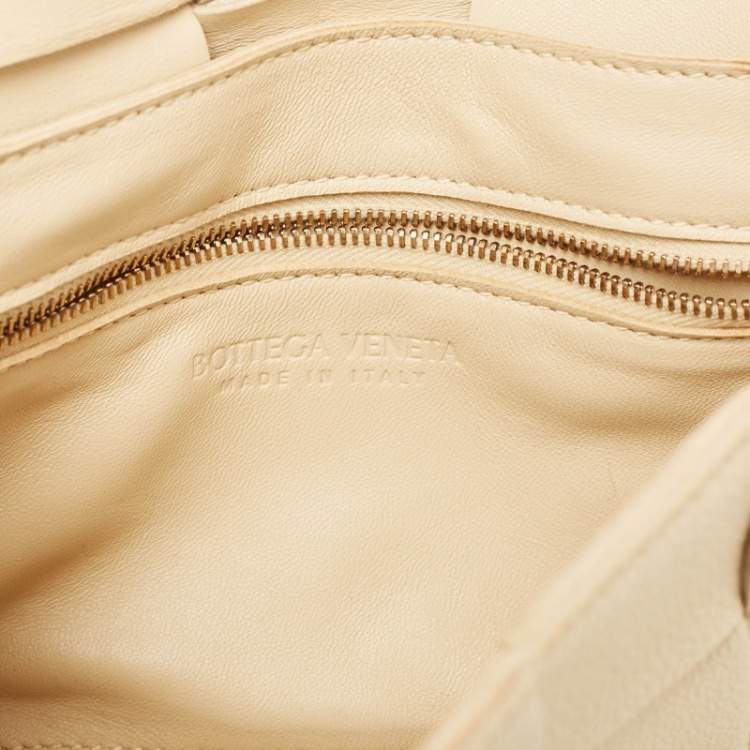 Pre Owned Bottega Veneta Light Beige Intreccio Leather Medium Cassette Shoulder Bag