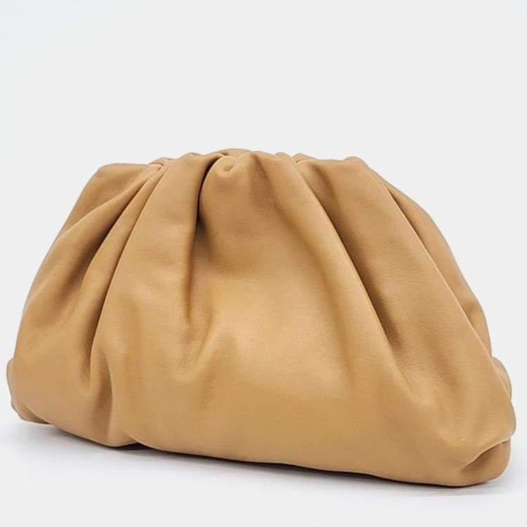 مملوكة مسبقًا Bottega Veneta Camelton Leather Butter Calf Pouch Bag