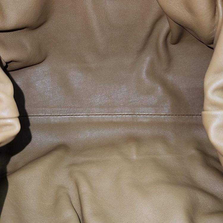 مملوكة مسبقًا Bottega Veneta Camelton Leather Butter Calf Pouch Bag