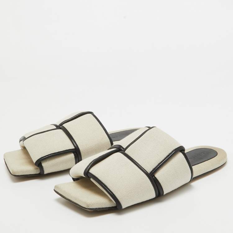 مملوكة مسبقًا Bottega Veneta Beige/Black Canvas and Leather Lido Flat Slides Size 38