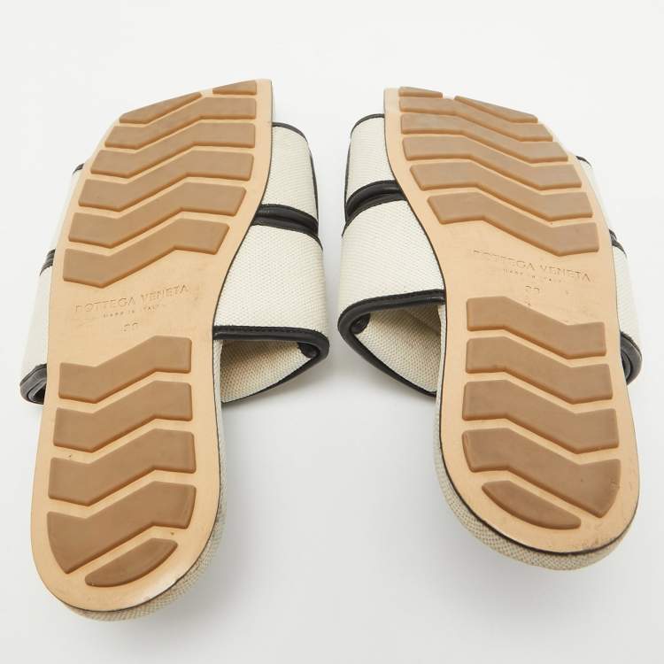 مملوكة مسبقًا Bottega Veneta Beige/Black Canvas and Leather Lido Flat Slides Size 38