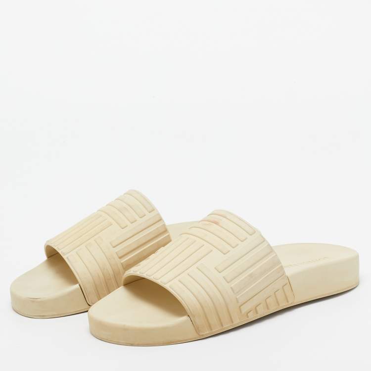 Pre Owned Bottega Veneta Cream Rubber Pool Slides Size 37