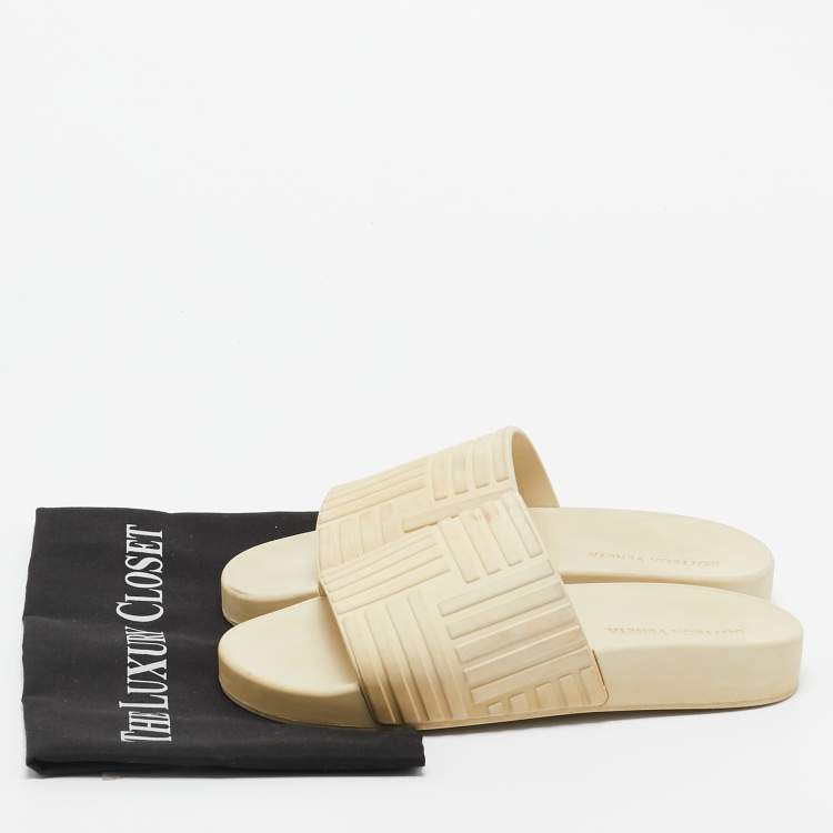 Pre Owned Bottega Veneta Cream Rubber Pool Slides Size 37