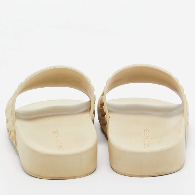 Pre Owned Bottega Veneta Cream Rubber Pool Slides Size 37