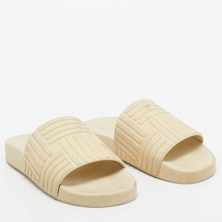 Pre Owned Bottega Veneta Cream Rubber Pool Slides Size 37
