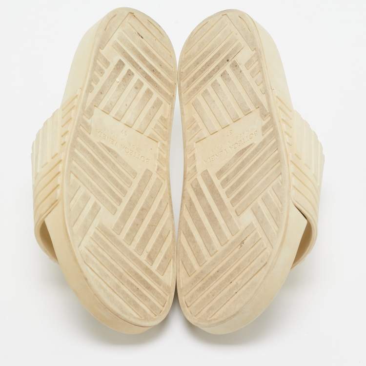 Pre Owned Bottega Veneta Cream Rubber Pool Slides Size 37