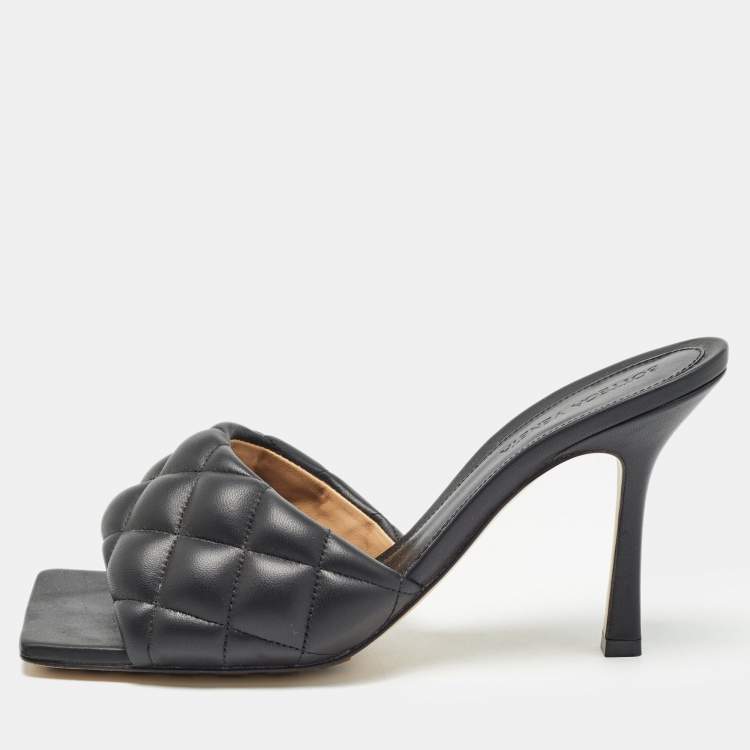 مملوكة مسبقًا Bottega Veneta Black Quilted Leather Slide Sandals Size 39