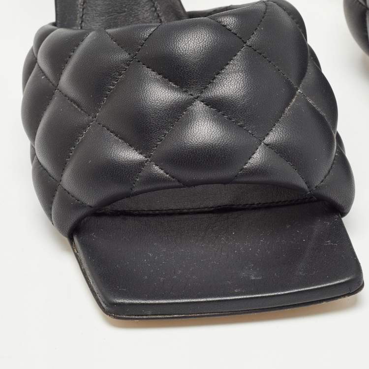 مملوكة مسبقًا Bottega Veneta Black Quilted Leather Slide Sandals Size 39