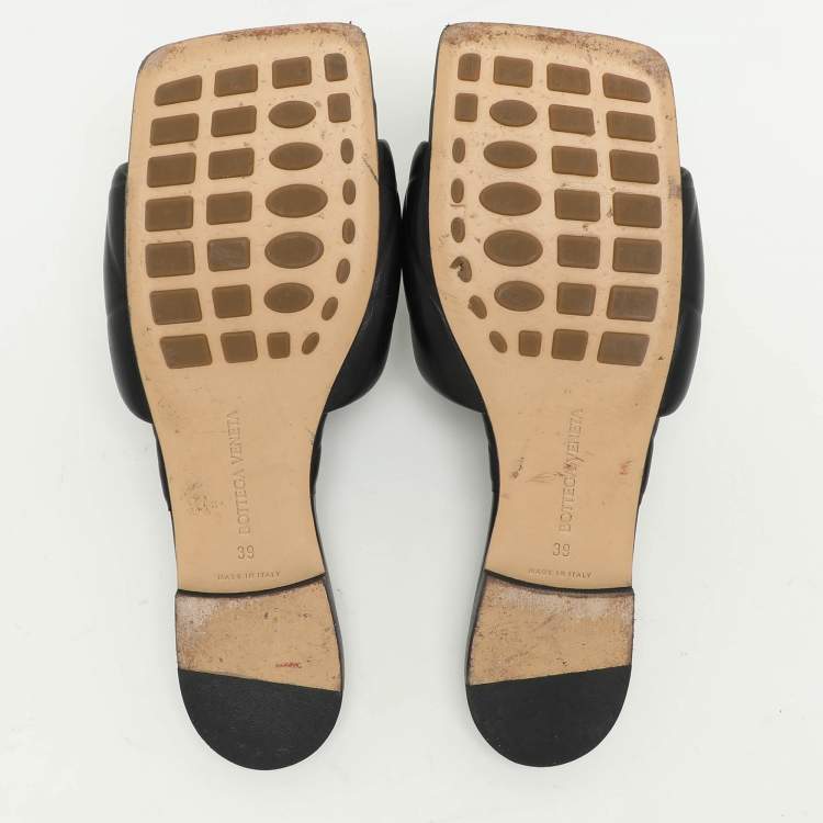 مملوكة مسبقًا Bottega Veneta Black Quilted Leather Lido Flat Slides Szie 39