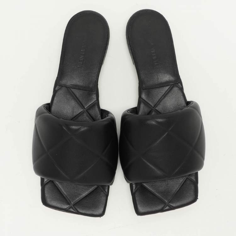 مملوكة مسبقًا Bottega Veneta Black Quilted Leather Lido Flat Slides Szie 39