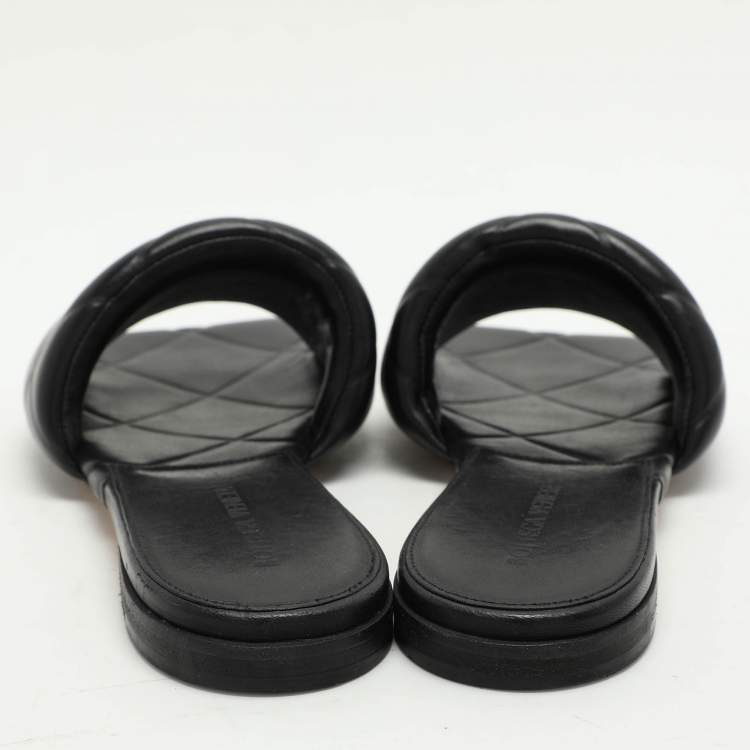 مملوكة مسبقًا Bottega Veneta Black Quilted Leather Lido Flat Slides Szie 39