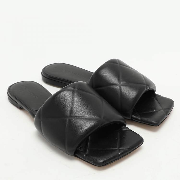 مملوكة مسبقًا Bottega Veneta Black Quilted Leather Lido Flat Slides Szie 39