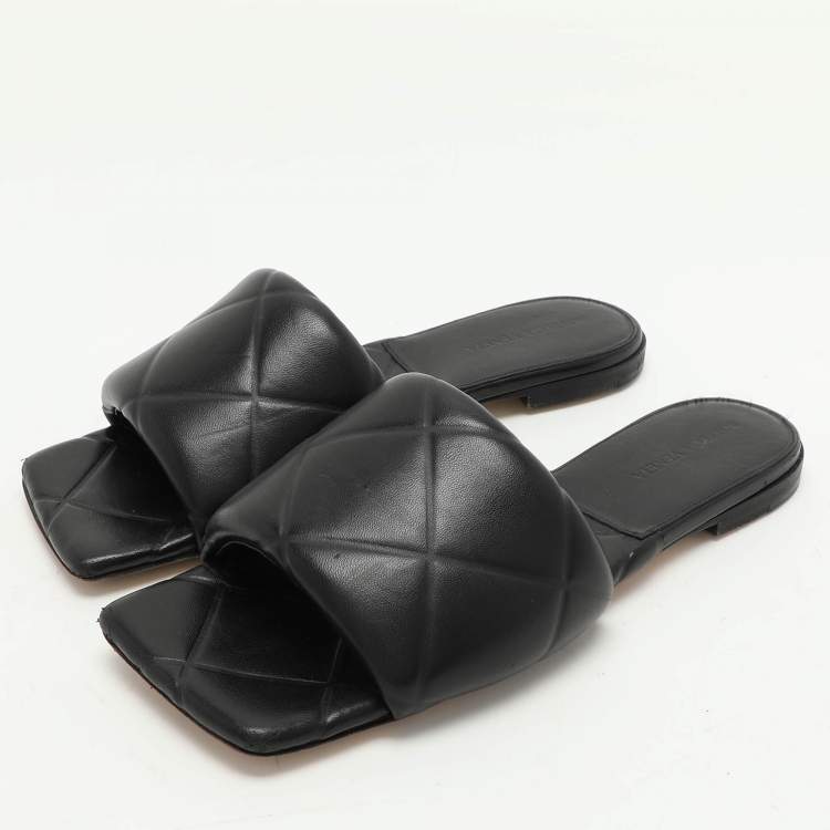 مملوكة مسبقًا Bottega Veneta Black Quilted Leather Lido Flat Slides Szie 39