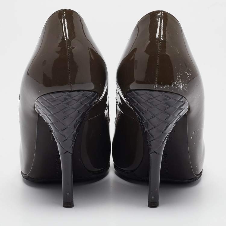 Pre Owned Bottega Veneta Grey Patent Leather Pointed Toe Pumps Size 38.5