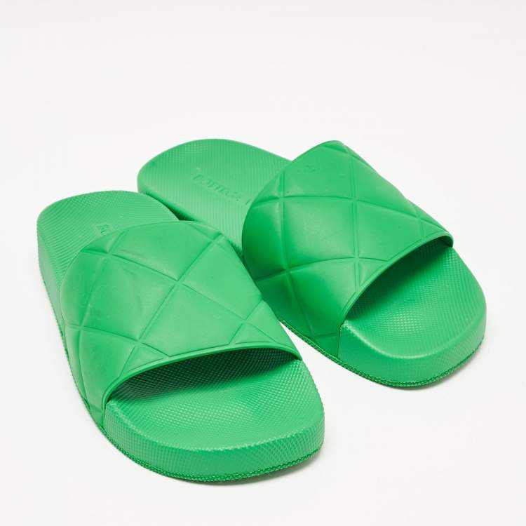 Pre Owned Bottega Veneta Green Rubber Pool Slides Size 35