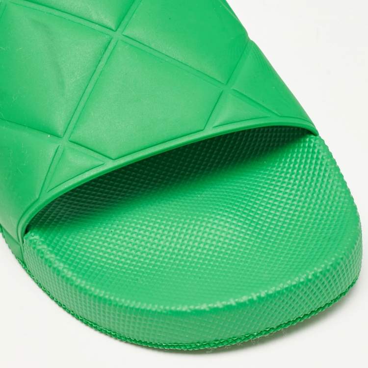 Pre Owned Bottega Veneta Green Rubber Pool Slides Size 35