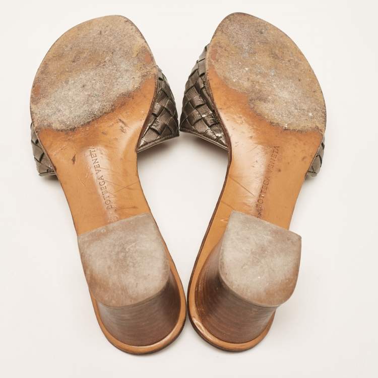 مملوكة مسبقًا Bottega Veneta Metallic Intrecciato Leather Ravello Slide Sandals Size 40