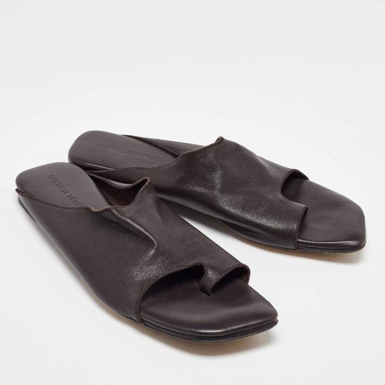 مملوكة مسبقًا Bottega Veneta Dark Brown Leather Flat Mules Size 39.5