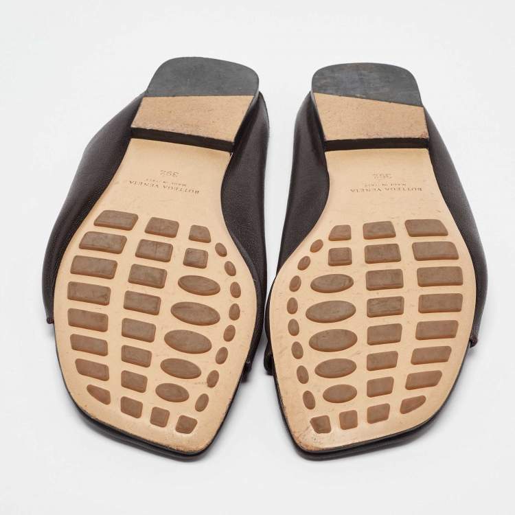 مملوكة مسبقً�ا Bottega Veneta Dark Brown Leather Flat Mules Size 39.5