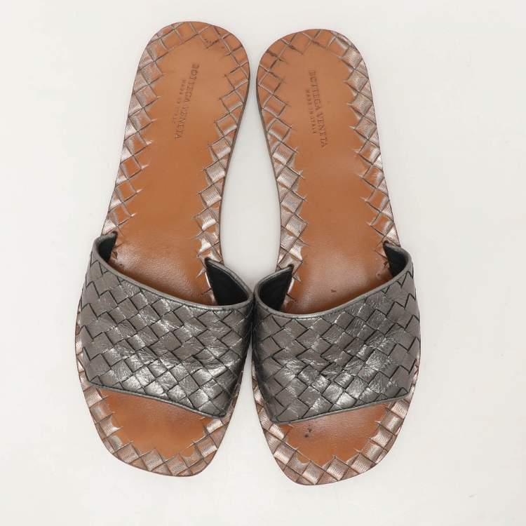 مملوكة مسبقًا Bottega Veneta Metallic Dark Grey Intrecciato Leather Flat Slides Size 39.5