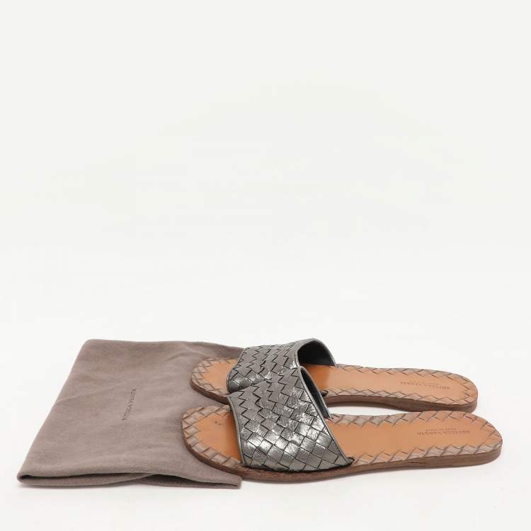 مملوكة مسبقًا Bottega Veneta Metallic Dark Grey Intrecciato Leather Flat Slides Size 39.5
