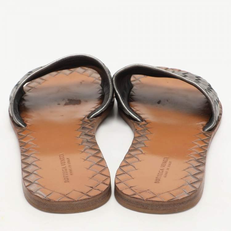 مملوكة مسبقًا Bottega Veneta Metallic Dark Grey Intrecciato Leather Flat Slides Size 39.5