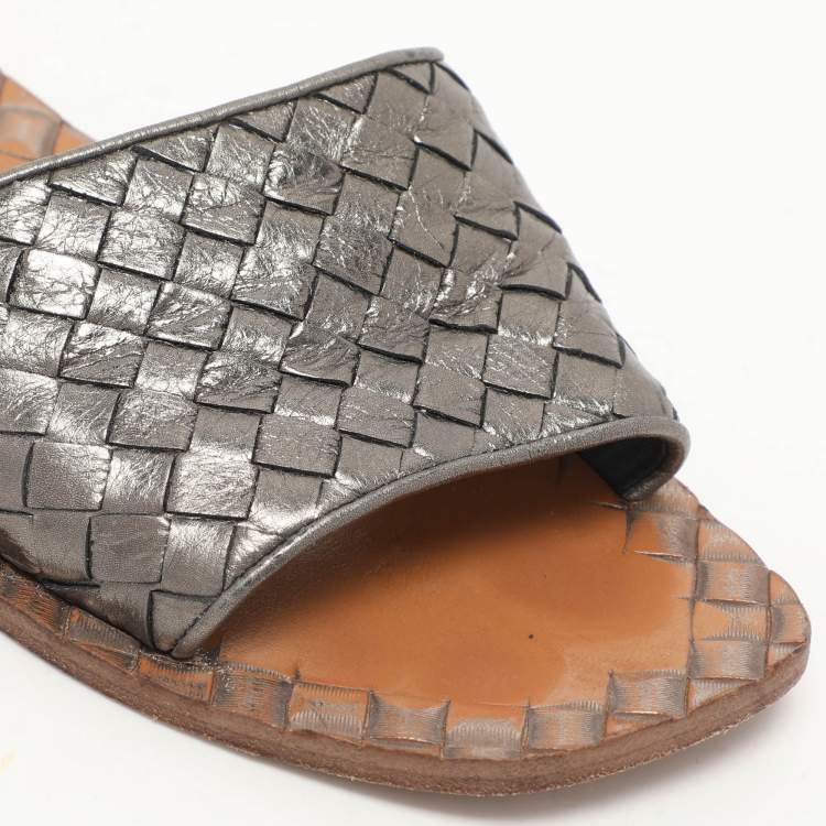 مملوكة مسبقًا Bottega Veneta Metallic Dark Grey Intrecciato Leather Flat Slides Size 39.5