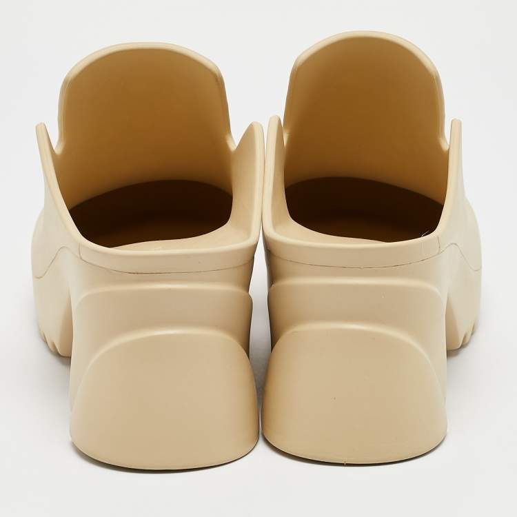 مملوكة مسبقًا Bottega Veneta Beige Rubber Flash Mules Size 39
