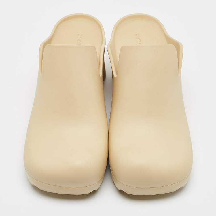 مملوكة مسبقًا Bottega Veneta Beige Rubber Flash Mules Size 39
