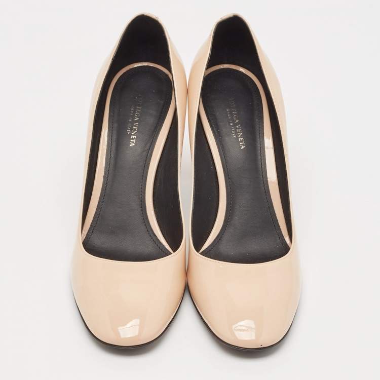 Pre Owned Bottega Veneta Beige Patent Leather Round Toe Pumps Size 39