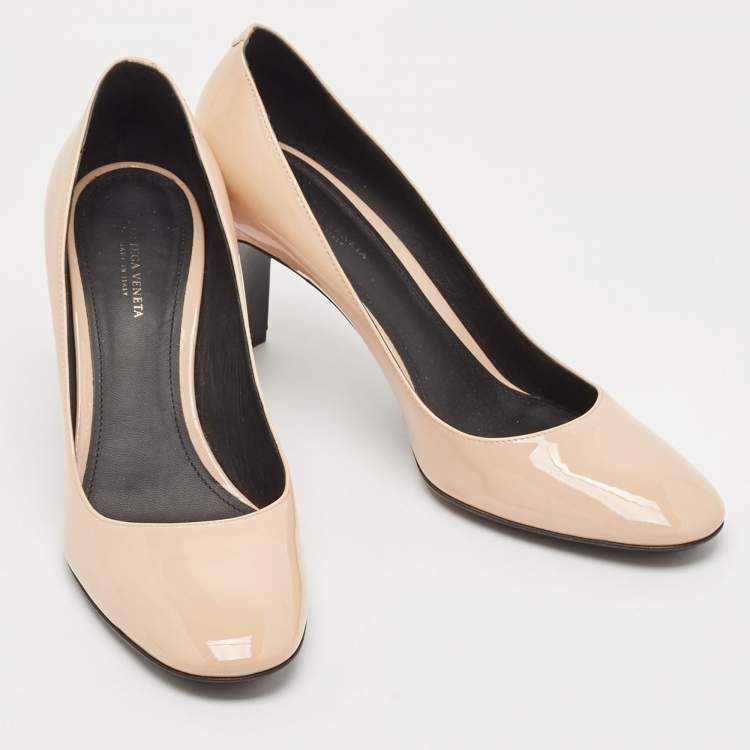 Pre Owned Bottega Veneta Beige Patent Leather Round Toe Pumps Size 39