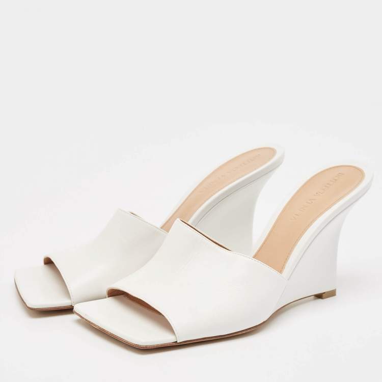 مملوكة مسبقًا Bottega Veneta White Leather Stretch Wedge Sandals Size 37.5
