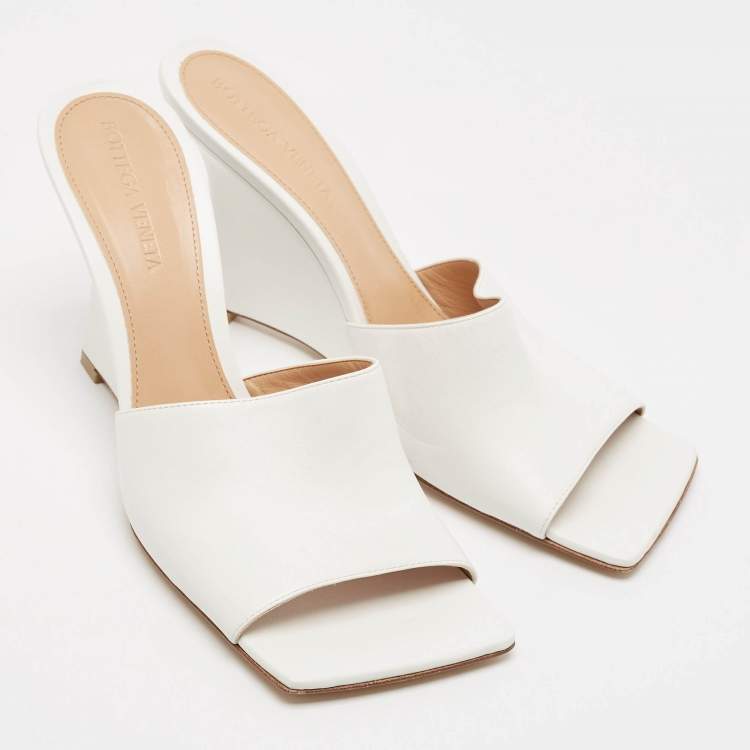 مملوكة مسبقًا Bottega Veneta White Leather Stretch Wedge Sandals Size 37.5
