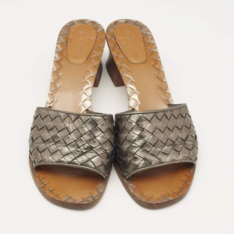 مملوكة مسبقًا Bottega Veneta Metallic Intrecciato Leather Ravello Slide Sandals Size 39