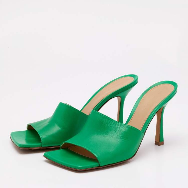 مملوكة مسبقًا Bottega Veneta Green Leather Stretch Square Toe Slide Sandals Size 39