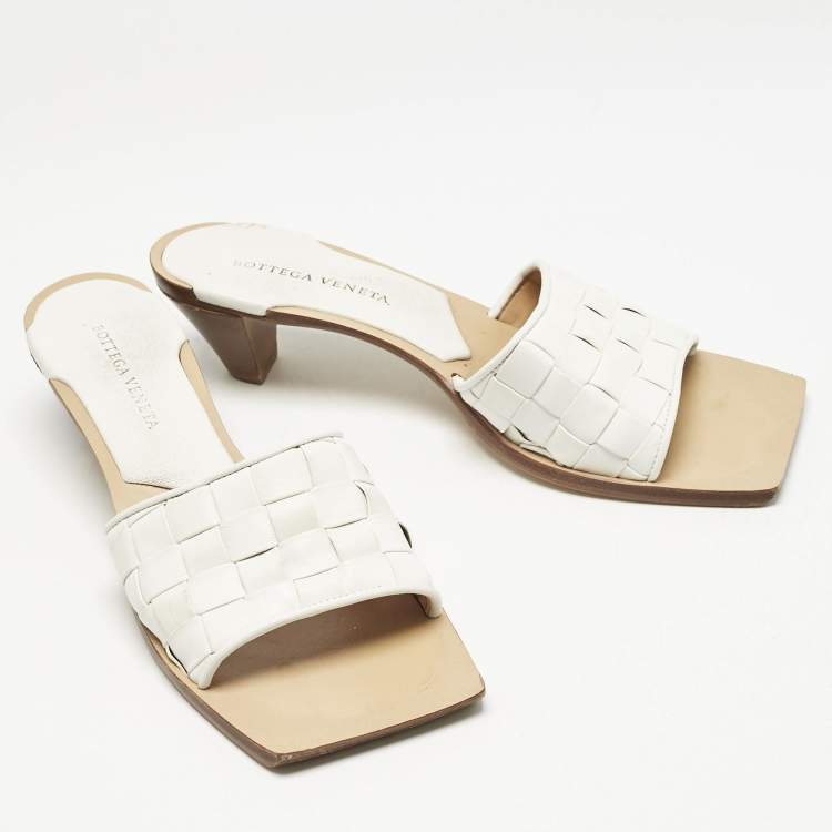 Pre Owned Bottega Veneta White Intrecciato Leather Square Toe Slide Sandals Size 38