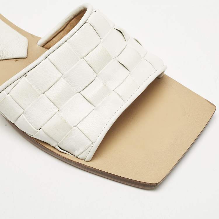Pre Owned Bottega Veneta White Intrecciato Leather Square Toe Slide Sandals Size 38