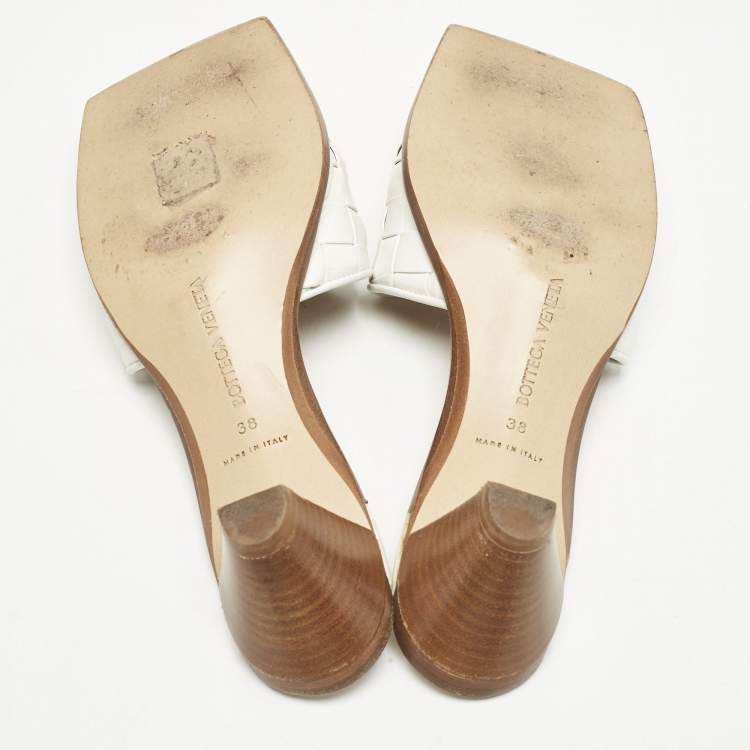 Pre Owned Bottega Veneta White Intrecciato Leather Square Toe Slide Sandals Size 38