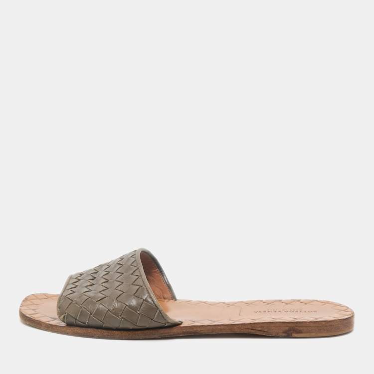 مملوكة مسبقًا Bottega Veneta Grey Woven Leather Intrecciato Flat Sandals Size 37