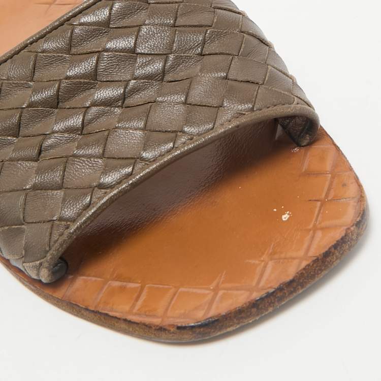مملوكة مسبقًا Bottega Veneta Grey Woven Leather Intrecciato Flat Sandals Size 37
