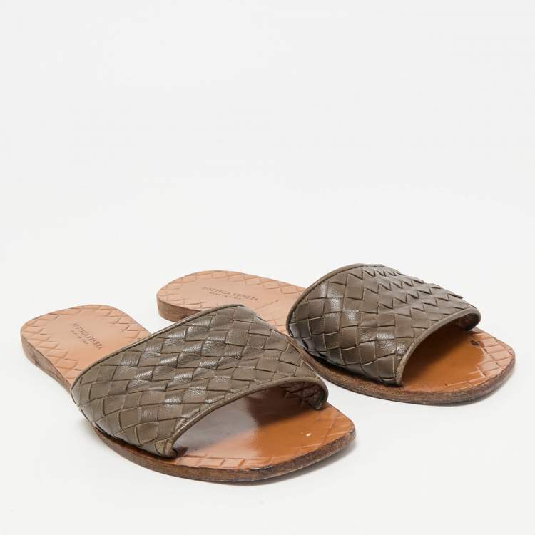 مملوكة مسبقًا Bottega Veneta Grey Woven Leather Intrecciato Flat Sandals Size 37