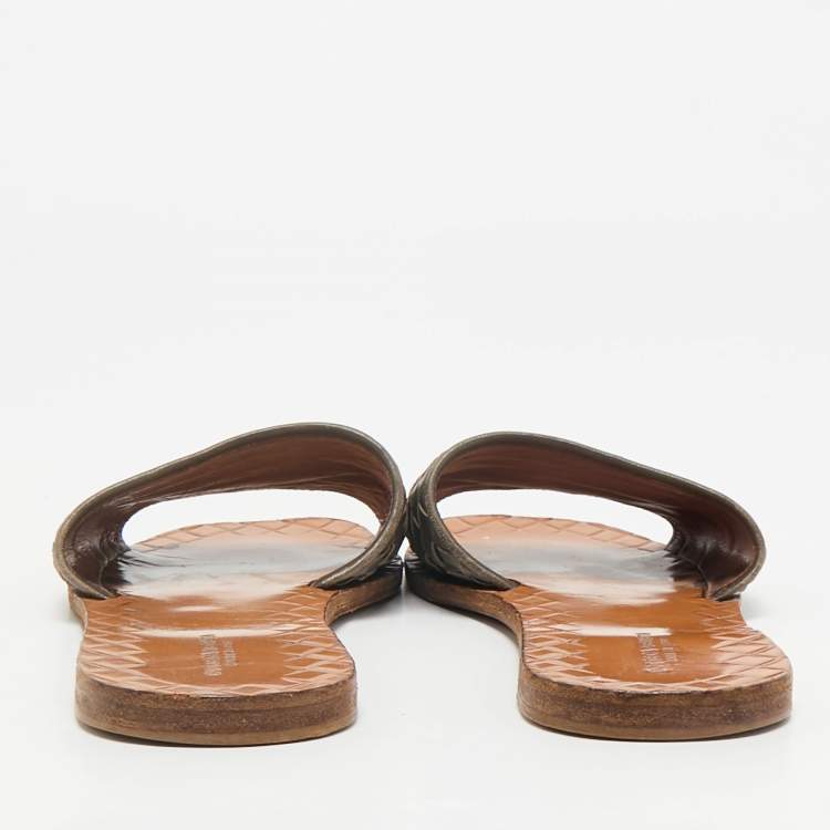 مملوكة مسبقًا Bottega Veneta Grey Woven Leather Intrecciato Flat Sandals Size 37
